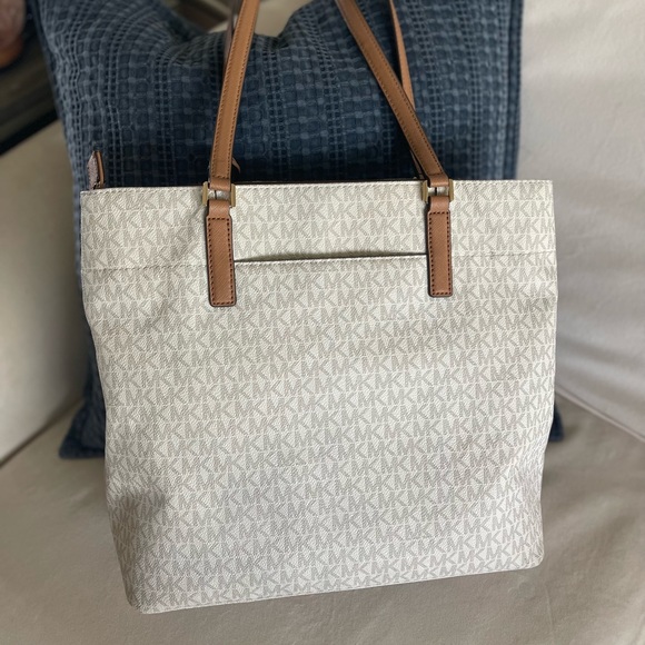 Michael Kors Original Vanilla Tote - Picture 6 of 12